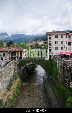 Blick auf die wichtigste Brücke Potes in Kantabrien Stockfoto