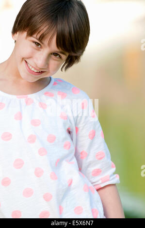 Porträt von schüchternes zehnjähriges Mädchen beschnitten Stockfoto