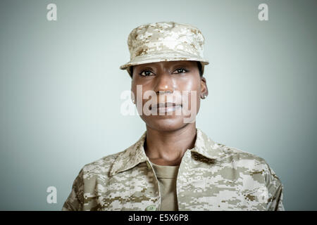 Studioportrait von zuversichtlich Soldatin Stockfoto