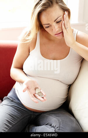 Schwangere Frau mit Geldsorgen Stockfoto