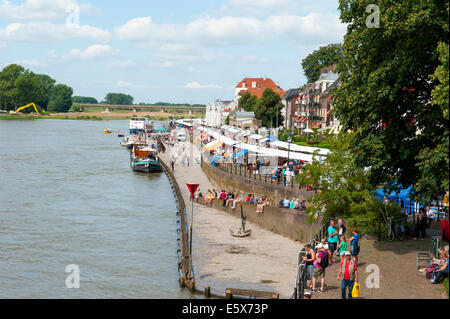 Belebten Boulevard des Flusses IJssel als shopping-Menschen versammeln sich um die Buch-Stände. Stockfoto