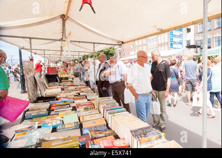 Männer auf der Suche nach Umsatz das Buch steht voller gebrauchte Bücher. Stockfoto