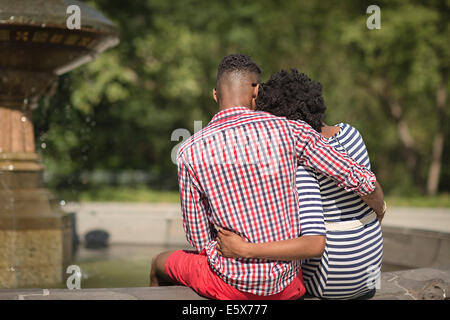 Rückansicht der jungen Paare, Bethesda Brunnen, Central Park, New York City, USA Stockfoto