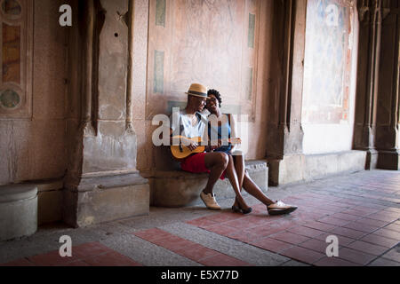 Junges Paar mit Mandoline in Bethesda Terrasse Arcade, Central Park, New York City, USA Stockfoto