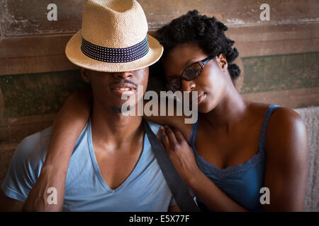 Junges Paar mit geschlossenen Augen in Bethesda Terrasse Arcade, Central Park, New York City, USA Stockfoto