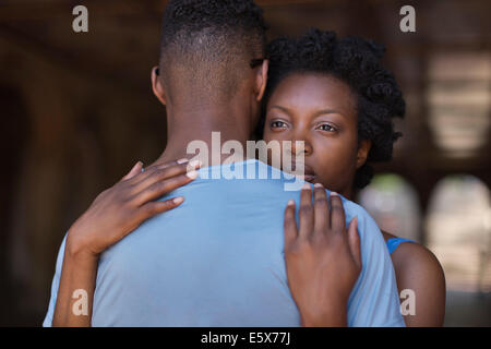 Junges Paar umarmt in Bethesda Terrasse Arcade, Central Park, New York City, USA Stockfoto