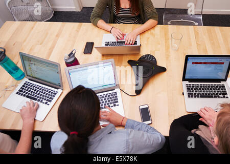 Erhöhte Ansicht von Frauen, die auf laptops Stockfoto