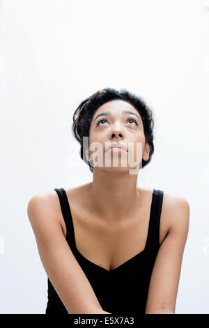 Studio-Porträt der ruhige junge Frau blickt nach oben Stockfoto