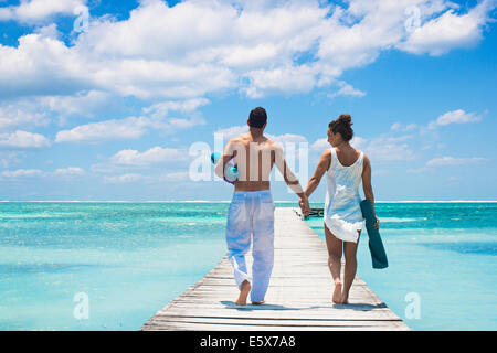 Junge Paare, die am Pier, San Pedro, Belize Stockfoto