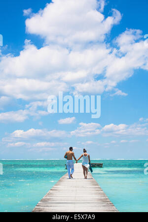 Junge Paare, die am Pier, San Pedro, Belize Stockfoto