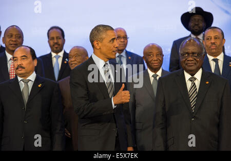 Washington DC, USA. 6. August 2014. US-Präsident Barack Obama nimmt Teil an das Familienfoto auf dem Gipfel von Afrika Führer stehen zwischen Mohamed Ould Abdel Aziz, Präsident der islamischen Republik Mauretanien (links) und Hifikepunye Pohamba, Präsident der Republik Namibia (rechts), an das State Department in Washington, D.C., 6. August 2014. Obama wirbt Geschäftsbeziehungen zwischen den Vereinigten Staaten und den afrikanischen Ländern während der dreitägigen U.S.-Afrika Leaders Summit, wo 49 Staatschefs in Washington treffen. Bildnachweis: Dpa picture Alliance/Alamy Live News Stockfoto