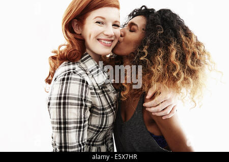 Studio-Porträt von zwei junge Erwachsene Frauen Freunde Stockfoto