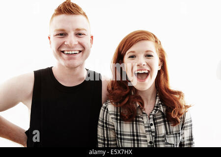 Studioportrait von roten Haaren junges Paar lachen Stockfoto