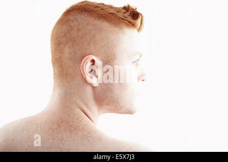 Hintere Ansicht Studioportrait jungen Mannes Stockfoto