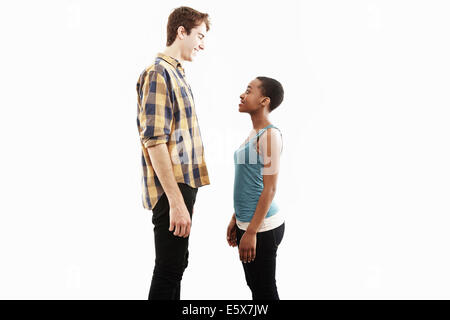 Seite Ansicht Studioportrait mit kontrastierenden Höhe des jungen Paares Stockfoto