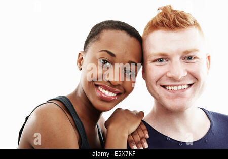 Studio-Porträt des Lächelns junges Paar Stockfoto