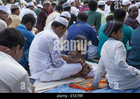 Morgengebet auf der Straße während der Eid Feiertage nach Ramadan in kleinen Bangladesch im Stadtteil Kensington im Broo Stockfoto