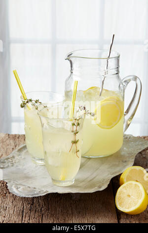 Funkelnde Thymian Limonade, frische Zitrone, Thymian infundiert Sirup mit Mineralwasser Stockfoto