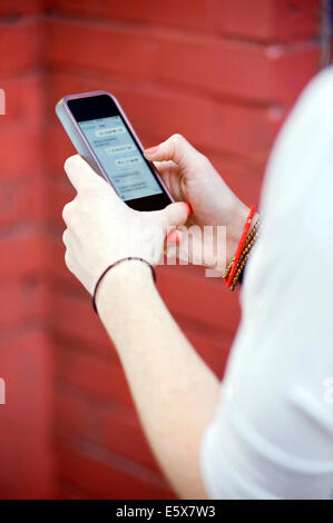 Nahaufnahme eines jungen Weibes Hände SMS auf smartphone Stockfoto