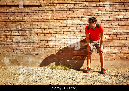 Junge männliche Läufer eine Pause Stockfoto