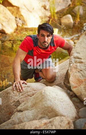 Junge männliche freien Kletterer, Klettern auf Felsen Stockfoto