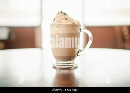 Heiße Schokolade mit Sahne im Café hautnah Stockfoto
