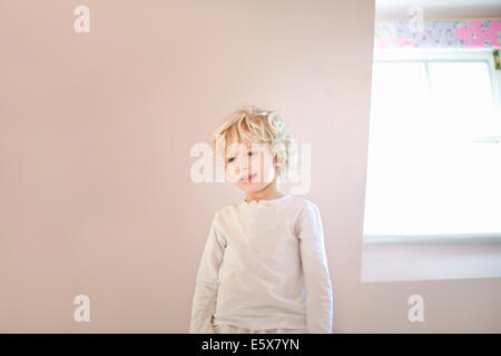 Porträt von vier Jahre alter Junge im Schlafzimmer Stockfoto