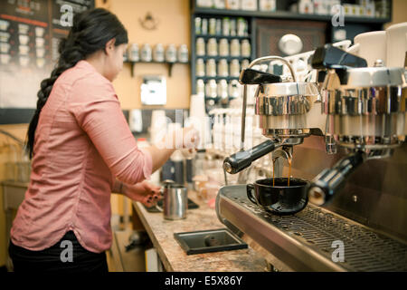 Barista beschäftigt mit Espresso-Maschine im café Stockfoto