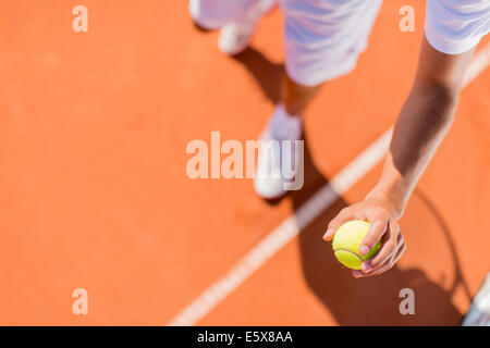 Junger Mann mit dem Tennisspielen Stockfoto