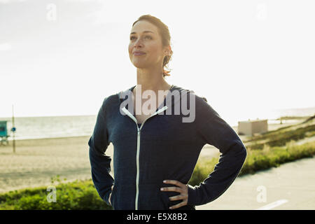 Jogger Pause unterwegs vom Strand Stockfoto