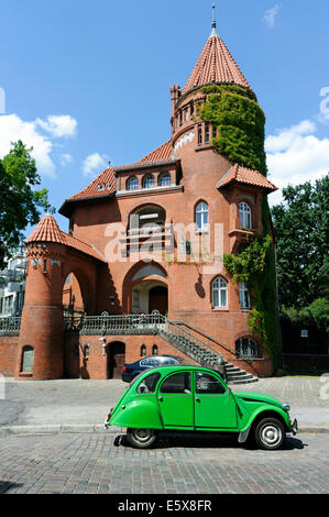 Grün-Citroen, 2CV vor der alten Schultheiss-Brauerei, Kreuzberg, Berlin, Deutschland. Stockfoto