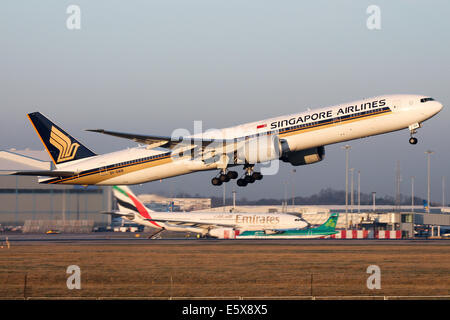 Singapore Airlines Boeing 777-300ER klettert vom Start-und Landebahn 05 L Manchester Airport. Stockfoto