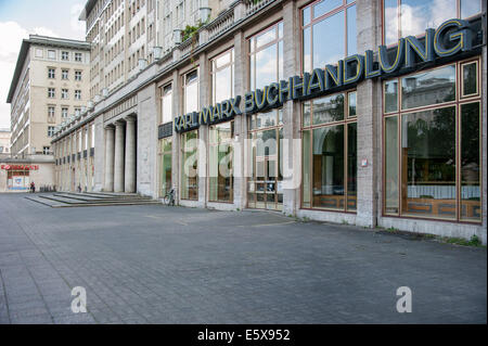 Karl Marx Buchhandlung, Karl-Marx-Allee, Friedrichshain, Berlin, Deutschland. Stockfoto