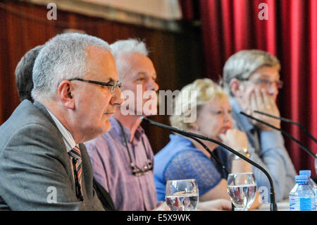 Belfast, Nordirland. 6. August 2014 - John O'Dowd, Danny Kennedy, Vater Tim Bartlett und Rev Lesley Carroll in Diskussion in West Belfast Gespräche zurück, unter dem Vorsitz von Noel Thompson. Bildnachweis: Stephen Barnes/Alamy Live-Nachrichten Stockfoto