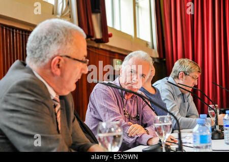 Belfast, Nordirland. 6. August 2014 - Noel Thompson stellt Danny Kennedy eine Frage in West Belfast Gespräche zurück, unter dem Vorsitz von Noel Thompson. Bildnachweis: Stephen Barnes/Alamy Live-Nachrichten Stockfoto