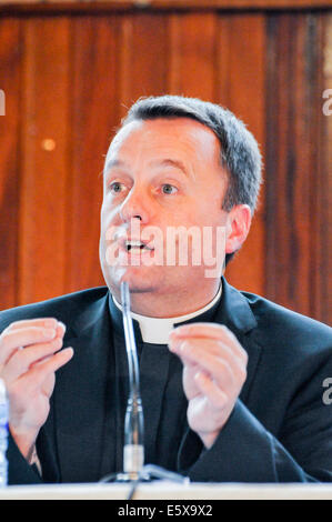 Belfast, Nordirland. 6 Aug 2014 - Vater Tim Bartlett, Assistent des Primas von Irland Kardinal Seán Brady Credit: Stephen Barnes/Alamy leben Nachrichten Stockfoto