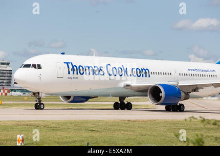 Thomas Cook Flug auf einer Startbahn am Flughafen. Stockfoto