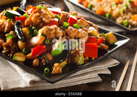 Hausgemachte Kung Pao Hühnerfleisch mit Paprika und Gemüse Stockfoto