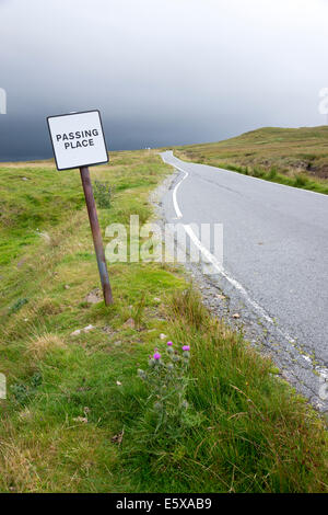 Eine Weitergabe findet melden Sie am Straßenrand auf einer einspurigen Straße in die Isle Of Skye Scotland UK Stockfoto