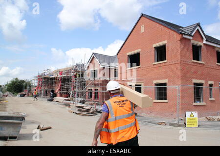 Neue Häuser gebaut auf UK-Baustelle, Derbyshire, England - Sommer Stockfoto