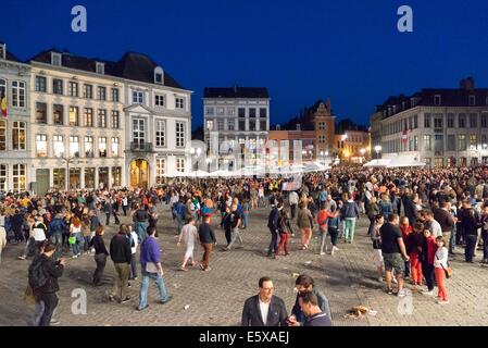 Grande Place in Mons Main Square Grande Place in Mons beim Stadtfest Ducasse, Foto: Robert B. Fishman, 15.6.2014 Mons ist die Europäische Kulturhauptstadt Europas 2015 Stockfoto