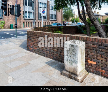 Richmond nach Themse, Surrey, London TW9 - verwitterten alten Meilenstein mit "Vlll Miles aus Hyde Park Ecke Inschrift" Stockfoto