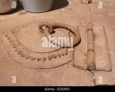 Ring im alten Schublade von rostigen Eisen Stockfoto