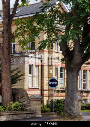 Große attraktive Zeitraum Backsteinhaus mit Dexters Estate Agent für Verkaufsschild - Eaat Twickenham, größere London, UK Stockfoto