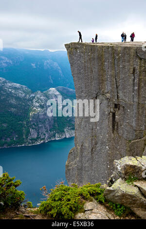 Besucher auf den Preikestolen, Preikestolen am Lysefjord, Provinz Rogaland, Norwegen Stockfoto