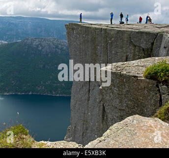 Besucher auf den Preikestolen, Preikestolen am Lysefjord, Provinz Rogaland, Norwegen Stockfoto