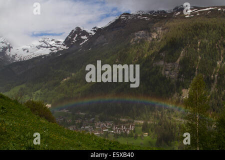 Regenbogen über Leukerbad in den Schweizer Alpen Stockfoto