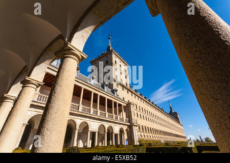 Blick von der Königlichen Kloster Escorial und Loggia der Gärten Stockfoto