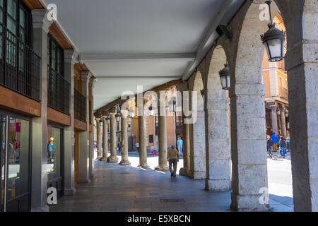 Arkaden in den Straßen der Altstadt in Palencia, Spanien Stockfoto