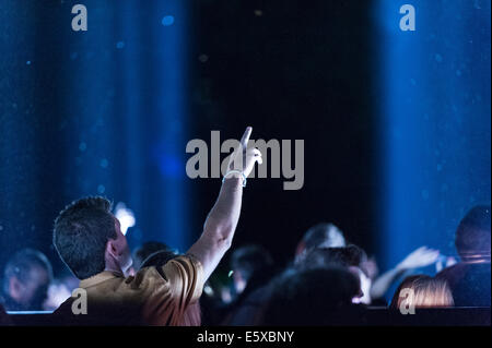 London, UK, 6. August 2014.  In Victoria Tower Gardens, neben dem Palace of Westminster japanische Künstler Ryojis "Spektren" ist eine Spalte mit Licht, dass die Projekte senkrecht in den Himmel für sieben Nächte, Sonnenaufgang bis Sonnenuntergang bis Montag 11. August.  Das Kunstwerk ist powered by neunundvierzig statische leistungsstarke Scheinwerfer, ist von weit her sichtbar und ist Teil der Initiative Lights Out Setup um den hundertsten Jahrestag des ersten Weltkriegs zu gedenken.  Im Bild: Besucher stehen unter die Scheinwerfer. Bildnachweis: Stephen Chung/Alamy Live-Nachrichten Stockfoto
